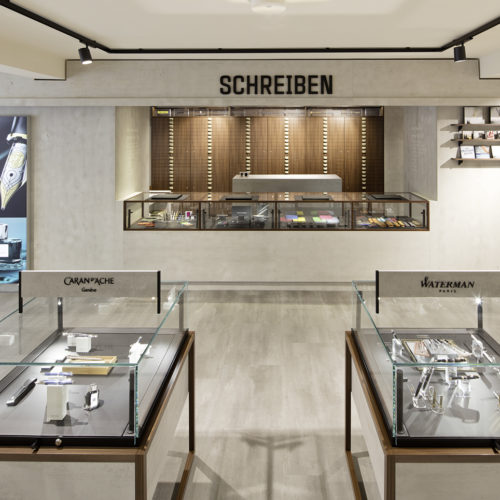 Große Bildaufnahmen zeigen die Ziel- und Warengruppen der jeweiligen Breeichs im Store und fungieren als Navigator. (Foto: The Store Designers)