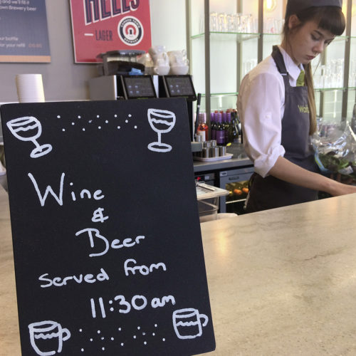 An der „Wine Bar“ werden diverse alkoholische Getränke serviert. (Foto: Waitrose)