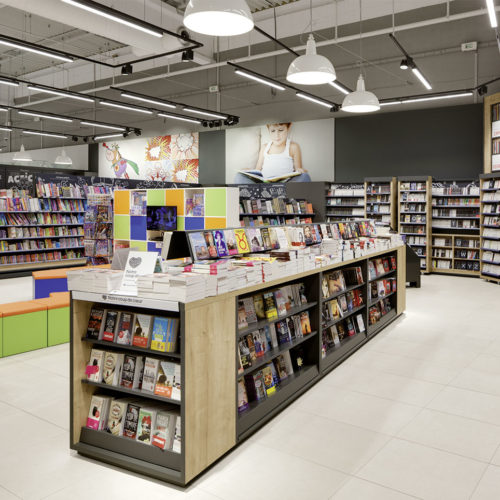 Auch die Buchabteilung ist mit digitalen Verkaufsberatern ausgestattet. (Foto: Interstore)