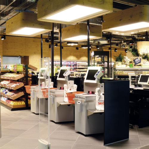 Checkout von Supermarkt und To-go-Bereich sind mit Self-Scanning-Installationen ausgestattet. (Foto: Interstore Design)