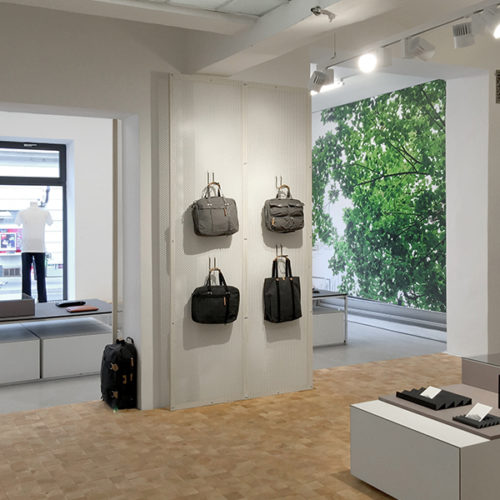 Kaegi entwickelten und realisierten das Storedesign eigenständig, außerdem 54 Meter Aluminiumrohr für die Kleiderstangen und Warentische. (Foto: Qwstion)