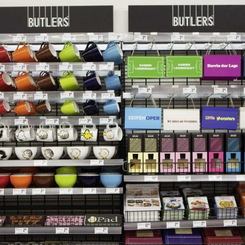 Im „Mini-Shop“ von Butlers werden rund 90 verschiedene Artikel präsentiert. (Foto: Merkur Warenhandels AG)