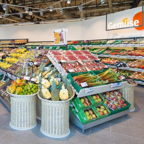 Eine raumteilende Wand trennt den Frischebereich vom Trockensortiment (Filiale Wiesbaden).