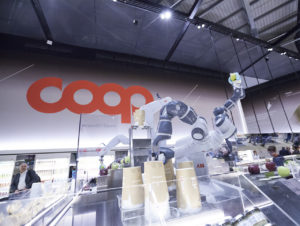 Die „YuMis“ im Future Store der Coop befördern Äpfel von den Warenträgern in kleine Papierkisten – zur sofortigen Mitnahme. (Foto: Coop)