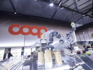 Die „YuMis“ im Future Store der Coop befördern Äpfel von den Warenträgern in kleine Papierkisten – zur sofortigen Mitnahme. (Foto: Coop)