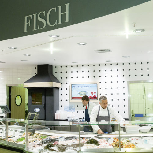 Ansprechende Fischabteilung mit Räucherofen