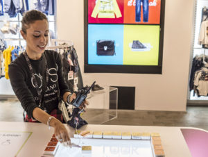 Durch Schieben der einzelnen Bauklötze auf den Touchscreen wird eine Melodie erzeugt. Auf der Video-Wall im Hintergrund erscheint zugleich eine Auswahl des Sortiments. (Foto: Jens-Steffen-Galster)