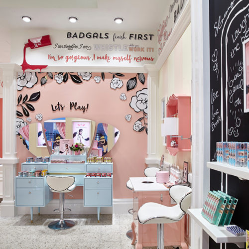 Verspieltes Design mit Liebe zum Detail (Foto: benefit Cosmetics)