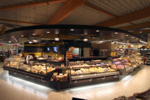 Edeka Kox in Kerken: Das Thema Frische inklusive Backshop wird durch eine zentrale Insel mitten im Markt regelrecht zelebriert