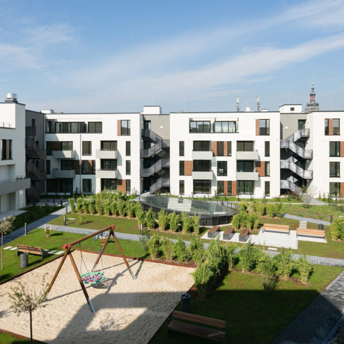 Viergeschossige Wohnbauten mit 78 Wohneinheiten umringen auf dem Dachgeschoss des Quartiers einen 45 x 45 Meter großen begrünten Innenhof. (Foto: HG Esch für Blocher Blocher Partners)