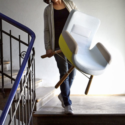 Der Tragegriff an seiner Rückseite macht das Leichtgewicht „East River Chair“ der Designerin Hella Jongerius flexibel einsetzbar. (Foto: Vitra)