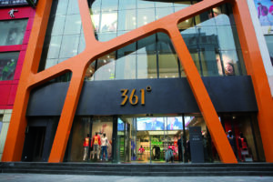 Interessante „Vernetzung“ einer normalen Fassade: Fililale des chinesischen Sportswear-Filialisten 361°