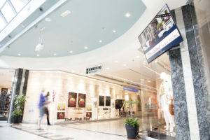 Digital Signage im Shoppingcenter Vennehof: 12 Großdisplays zeigen Händler-Werbung, Lokalnachrichten und Wettervorhersagen.