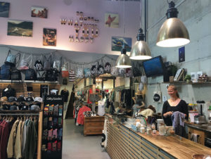 Boards, Freeski, Kitestuff und Streetwear gibt es bei Radix. (Fast) ebenso wichtig ist die Kaffeebar. (Foto: Ueli Hakios)
