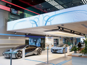 Inszenierung der Marke BMW in dem 1.500 qm großen Brand-Store in Brüssel (Foto: BMW AG)