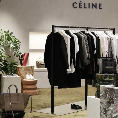 Edle Akzente: Marmor-Podeste für die Präsentation ausgewählter Artikel im soeben eröffneten Céline-Shop bei Unger in Hamburg. (Foto: Unger)