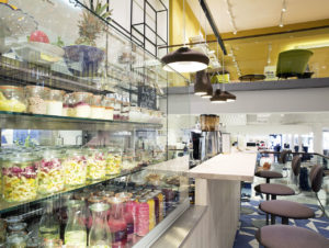 Das zentrale „Café und Deli Friedrich’s“: Take-away-Speisen in Weckgläsern auf Pfandbasis sind noch ein Grund zum Wiederkommen. (Foto: Modehaus May)