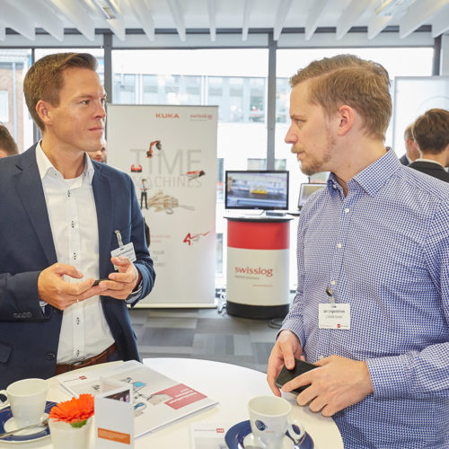 Richard Frommknecht (Aldi Süd Dienstleistungs-GmbH) und Jan Lingenbrinck (Lunar GmbH) nutzen die Pause für ein Fachgespräch. (Foto: EHI/Schulten)