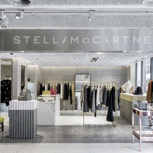 Starke Brüche: Blitzendes Messing, rauer Beton und dazu edler Marmor im Stella McCartney Shop bei Uzwei in Hamburg. (Foto: Unger)