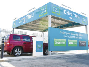 Drive-Thru-Konzept für die Abholung online bestellter Lebensmittel sind in England schon recht verbreitet, hier bei Asda.