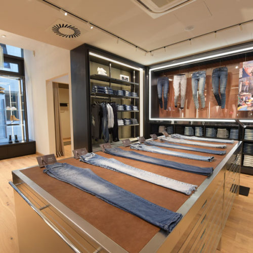 An diesen Präsentationstischen aus Edelstahl, kombiniert mit Leder, sollen Store-Besucher die Expertise der Marke im persönlichen Austausch mit den Denim-Experten vor Ort erleben können. (Foto: Diesel)