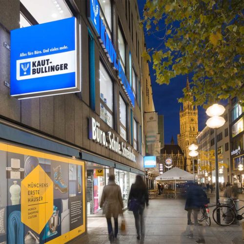 Kaut-Bullinger möchte mit dem Hinweis auf die Wertegemeinschaft außen am Geschäft das Interesse von Passanten darauf ziehen.