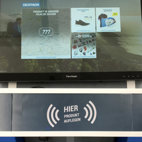 Eine digitale Stele mit Tablet dient als digitale Regalverlängerung und führt zum Onlineshop. Zudem können Produktinformationen eingeholt werden. (Foto: EHI)