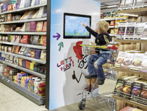 Digitaler Kinderspiel-Touchscreen, integriert in den Regalkopf bei Marktkauf Nüsken in Ennigerloh (Foto: Rosendahl)