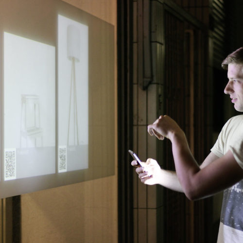 Interaktive digitale Nutzung eines Leerstands-Schaufensters. Die Inhalte lassen sich mit dem Smartphone des Passanten steuern. (Foto: Dicolor)