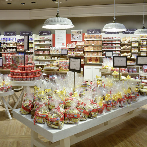 Nuancen von Weiss: Marmorne Tischplatten und Arbeitsflächen im 2015 eröffneten Loacker Store im Twenty Einkaufszentrum in Bozen. (Foto: Interstore Design)