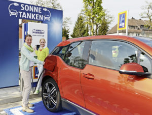 Noch können die Kunden bei allen Händlern den Strom kostenlos tanken. (Foto: Aldi Süd)