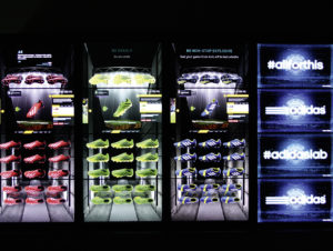 Adidas arbeitet in seinen Flagshipstores mit „Virtual Walls“, an denen der Kunde seinen Schuh aus „virtuellen Regalen“ aussuchen, drehen und zoomen kann. (Foto: Adidas)