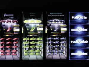 Adidas arbeitet in seinen Flagshipstores mit „Virtual Walls“, an denen der Kunde seinen Schuh aus „virtuellen Regalen“ aussuchen, drehen und zoomen kann. (Foto: Adidas)