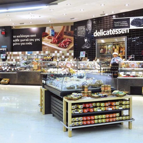 Die Fotos und Beschriftungen sind Teil eines frischen, modernen Theken-Designs im Athener Supermarkt Alpha Beta Hellenikos. (Foto: Schweitzer Project Interstore)