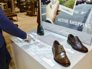 Am digitalen Terminal bei Lloyd Shoes löst der Kunde verschiedene Dialogmöglichkeiten mit Touch, Video und Audio aus. (Foto: Brunnée Marketing)