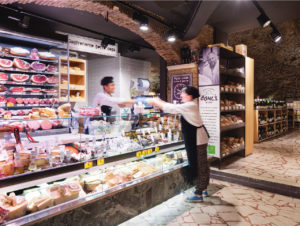 Carrefour Express, Rom: in historischen Gewölben modern einkaufen – mit „maßgeschneiderter“ Beleuchtung (Foto: Bäro)