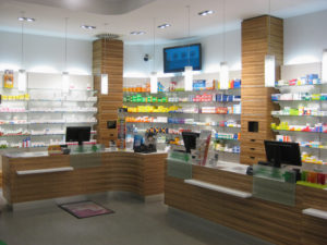 Bahnhof-Apotheke im schweizerischen Liestal: klassische Apotheken-Optik in Holz, modern interpretiert (Foto: Heco-Schrauben)