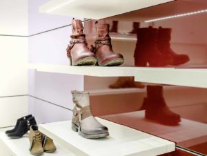 Schuh-Rückwand-Präsentation bei Baltz in Bochum (Foto: Visplay)