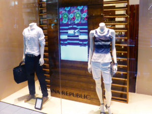 Digital Signage als Bestandteil des Visual Merchandising: Hier bei Banana Republic in der Dubai Mall (Foto: Invidis)
