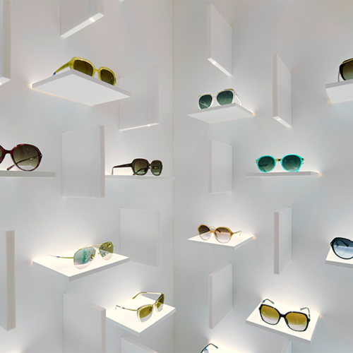 Während die Brillen auf einem leuchtenden Untergrund stehen und so die Farbigkeit der Gläser hervortritt, trifft aus den über den Waren schwebenden vertikalen Scheiben ein gezieltes LED-Spotlight auf die Brillen. (Foto: Ippolito Fleitz)