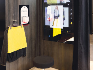 Im „Interactive Fitting Room“ laufen Digital-Signage-Inhalte auf dem Bildschirm, bis der Kunde andere Services aktiviert. (Foto: <a href=