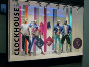 Bei der Eigenmarke „Clockhouse“ verwendet C&A Display-Mannequins in dunklen Oberflächenfarben