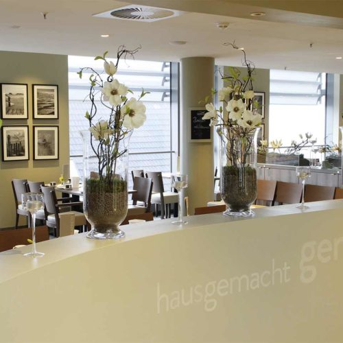 Café-Restaurant im Modehaus CJ Schmidt in Husum: Treffpunkt für Einheimische und Touristen