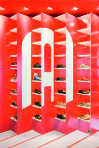 Die Schuhpräsentation „verschwindet“ in dem cleanen Laden
