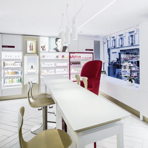 Lichtspendende Ladenbau-Systeme entfalten gerade im Beauty-Bereich eine starke Wirkung, hier bei Clarins. (Foto: Vitra)