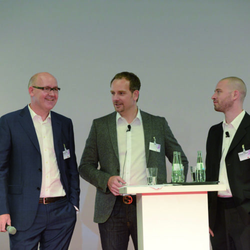 Stark in der Region: Sven Komp (Frischecenter Komp, Bildmitte) und Sebastian Aupperle (Rewe Aupperle, rechts) beantworten Fragen von Michael Gerling (EHI) zum Kundenmarketing