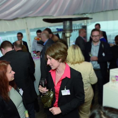 Angeregte Gespräche auf der Abendveranstaltung des EHI Marketing Forum 2012: Im Vordergrund Sandy Schulze (Online Software) und Juliane Fenske (Micros Retail Deutschland)