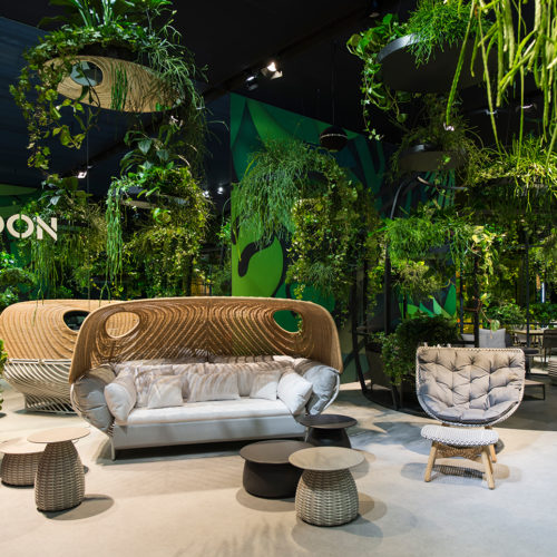 Welcome to the Jungalow: Sofas in einer grünen Oase (Foto: Dedon)