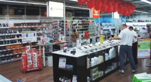 Ein Sicherheitskonzept mit Doorman-Prinzip und Videoüberwachung ermöglicht es Kunden im Fachmarkt in Berlin-Köpenick Elektronik-Geräte zu testen.