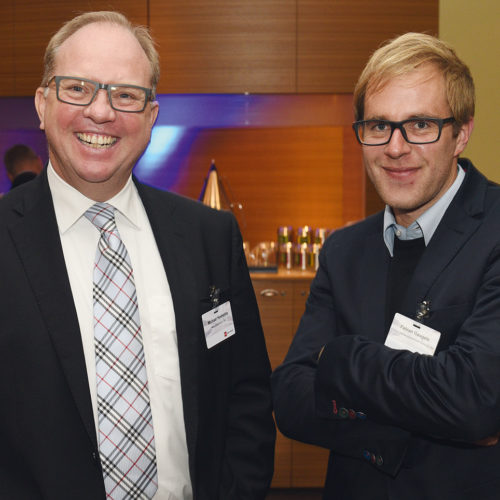 Michael Hoekstra (Hera) und Fabian Gaugele (Edeka Südwest) tauschen sich über Beleuchtungstechniken für den Lebensmitteleinzelhandel aus.